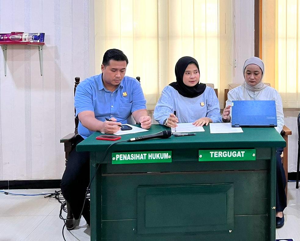  Kasi Datun, Widhi Jatmiko (Kiri) saat sidang di Pengadilan Negeri Pangkalan Bun
