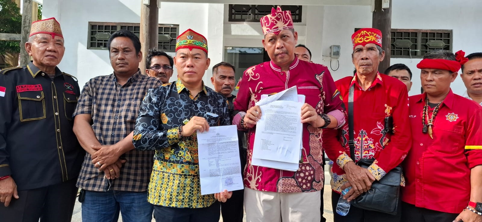 Sejumlah tokoh adat dan pengurus DAD Kotim saat menyatakan sikap atas status tersangka seorang warga Desa Sebabi Kecamatan Telawang, imbas dari sengketa lahan, Kamis (26/2)
