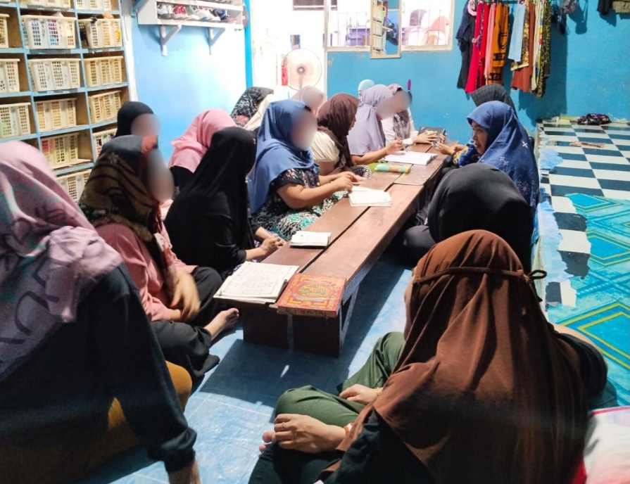 Pembinaan keagamaan berupa mengaji alquran dan ibadah di blok warga binaan tahanan perempuan Lapas Kelas IIB Sampit, Kamis (26/2).