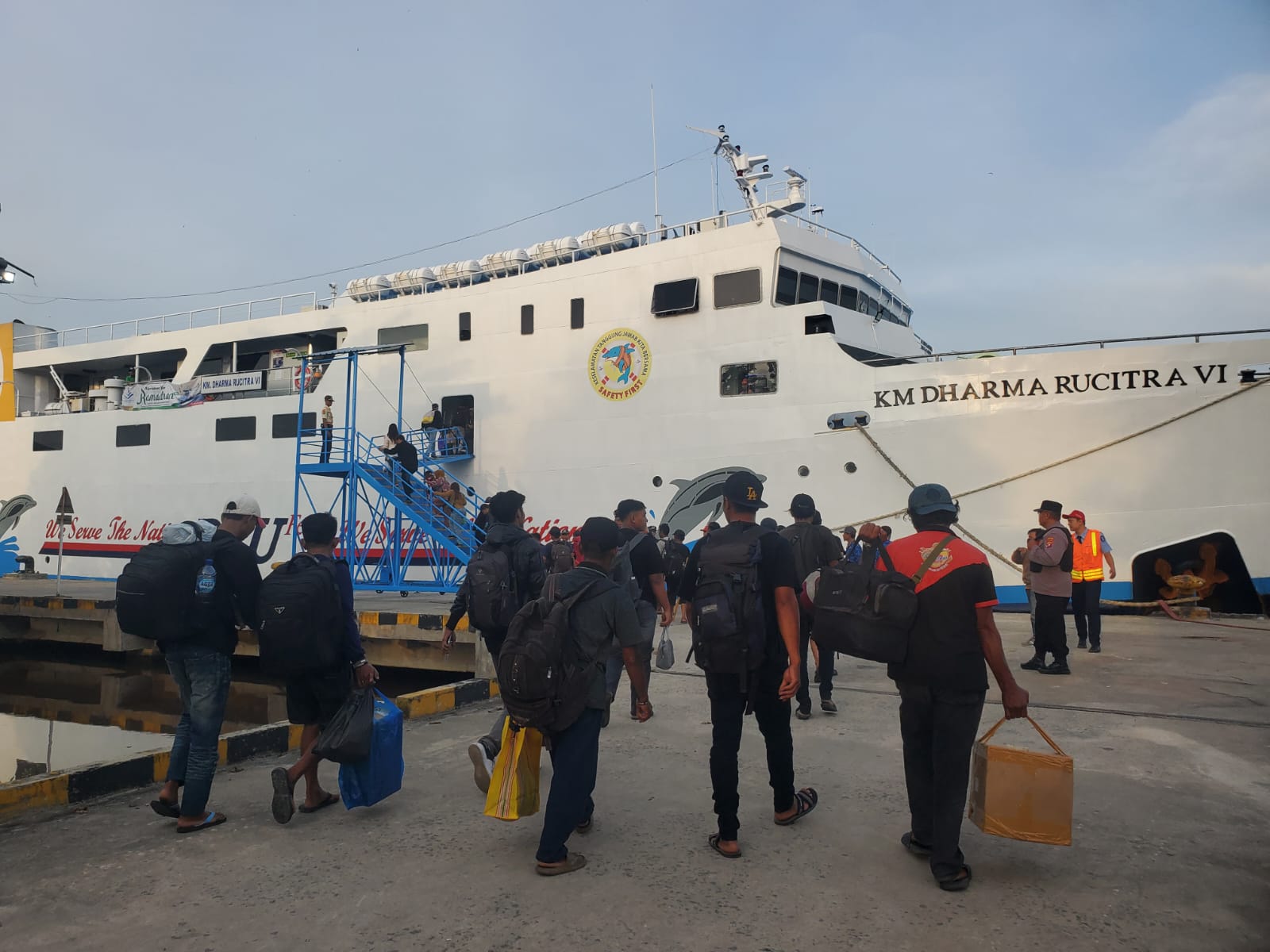 Pemudik memilih mudik lebih awal menggunakan kapal laut PT DLU di Pelabuhan Sampit. (warga/radar sampit)