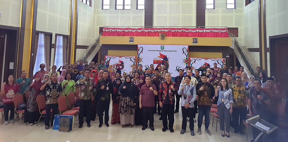 Bupati Kotim Halikinnor bersama sejumlah ASN yang memasuki masa purna tugas di Pemkab Kotim, didampingi sejumlah ASN pejabat organisasi perangkat daerah (OPD), Jumat (27/2).