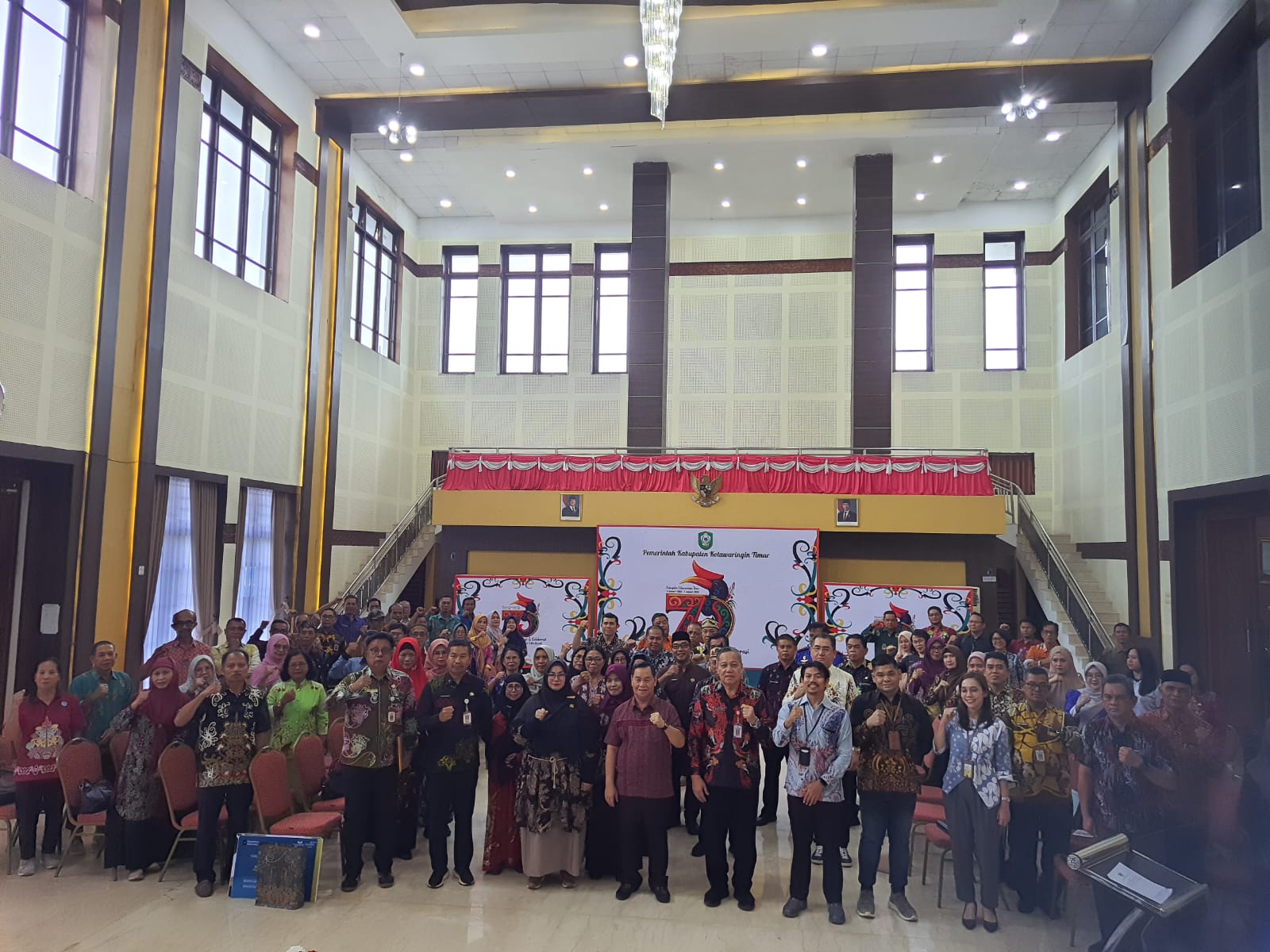 PURNA TUGAS : Bupati Kotim Halikinnor berfoto bersama usai pelepasan PNS Purna Tugas di lingkungan Pemkab Kotim, di Aula Rujab Bupati Kotim,Jumat (27/2).&nbsp;HENY/RADAR SAMPIT