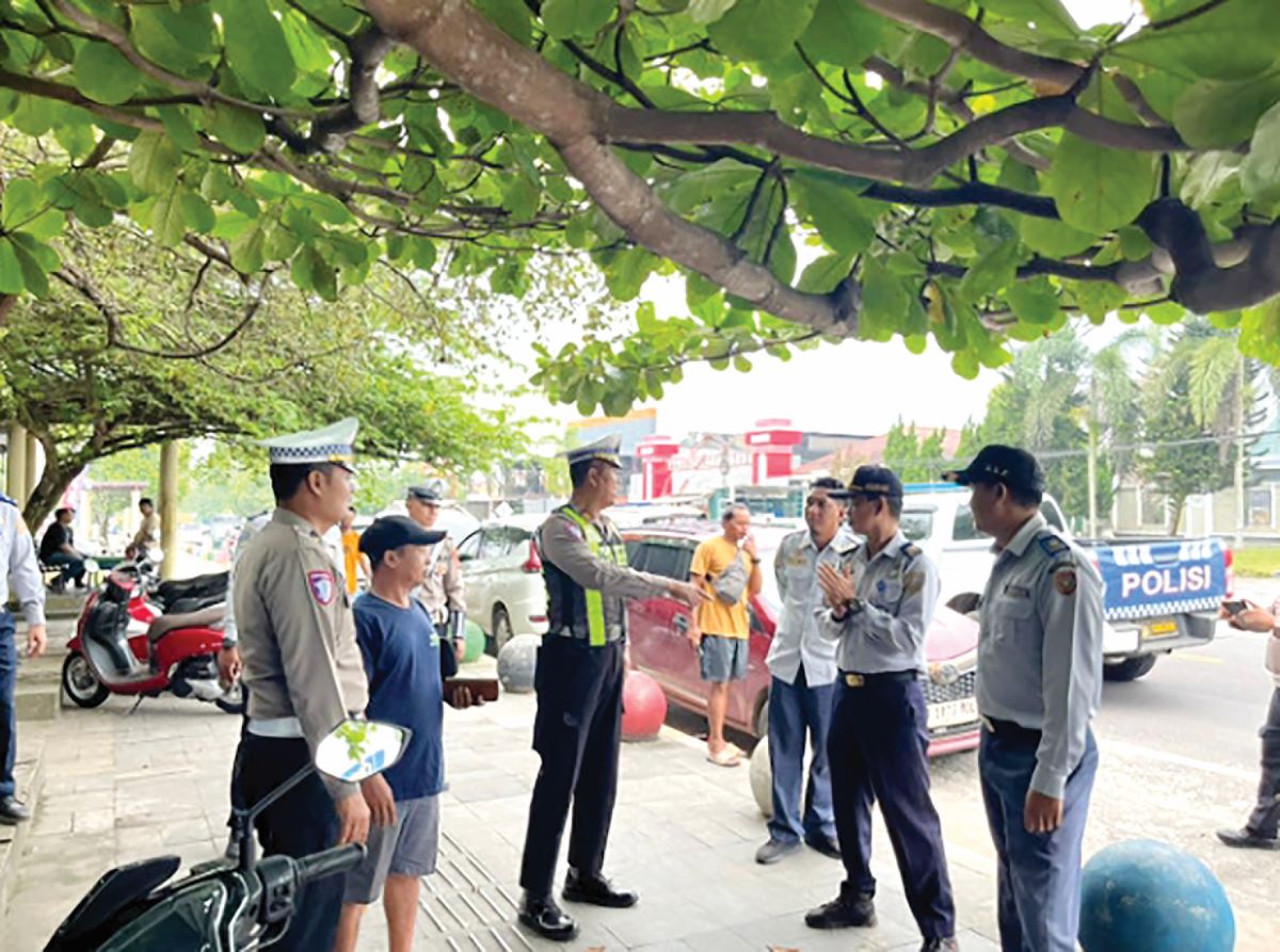 PEMANTAUAN: Tim gabungan di Kobar melakukan inspeksi sarana dan prasarana keselamatan jalan, belum lama tadi. 