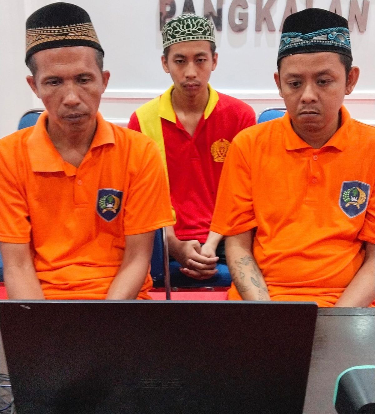 SIDANG: Tiga terdakwa kasus narkoba menjalani sidang Pengadilan Negeri Nanga Bulik secara virtual.