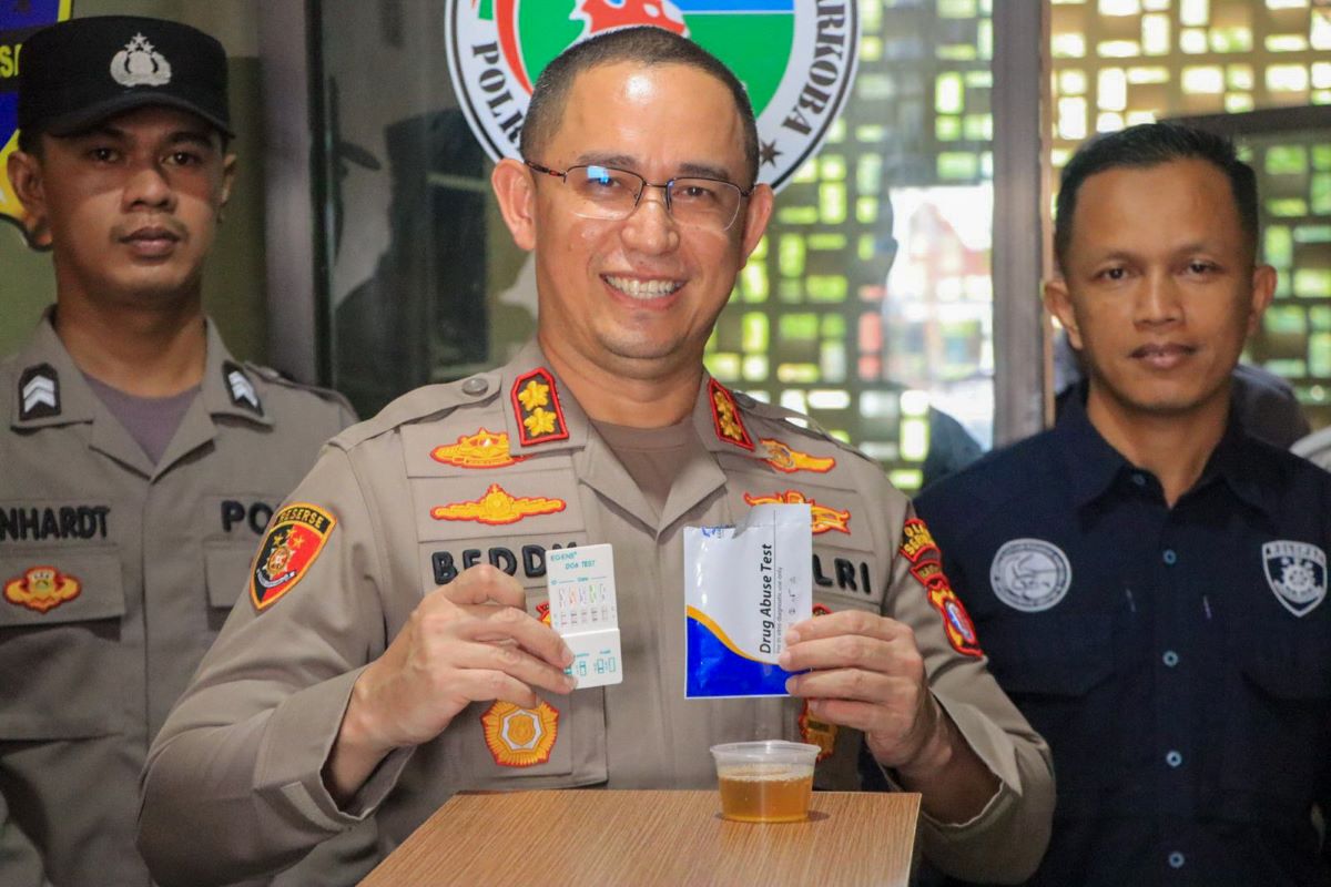 TES URINE: Kapolres Seruyan AKBP Beddy Suwendi mengikuti kegiatan tes urine bersama jajarannya, Jumat (27/2/2026). 