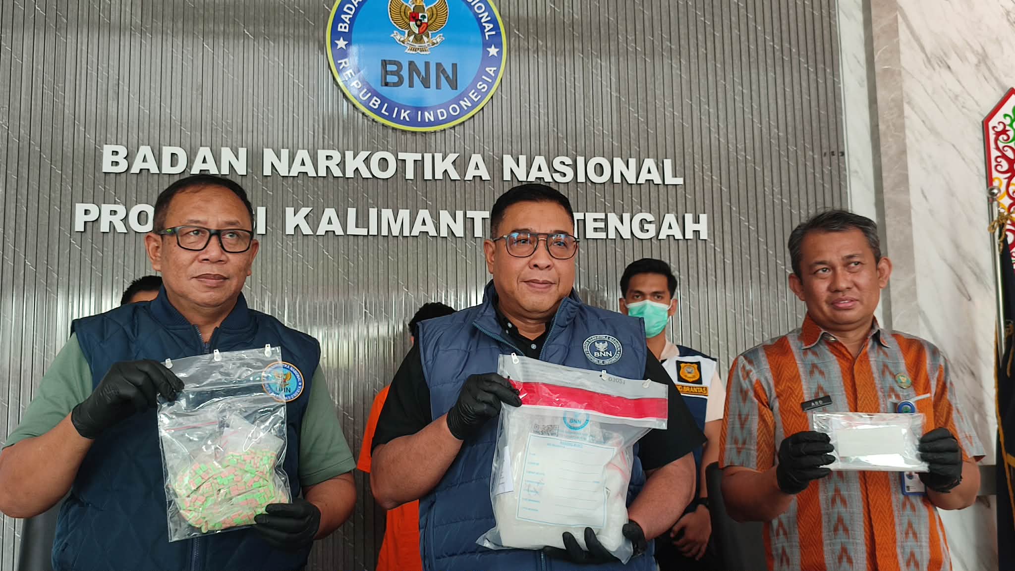 Kepala BNNP Kalteng Mada Roostanto dan Kabid Pemberantasan BNNP Kalteng Kombes Pol Ruslan Abdul Rasyad, saat memperlihatkan barbuk dari tersangka MI di Kotim.