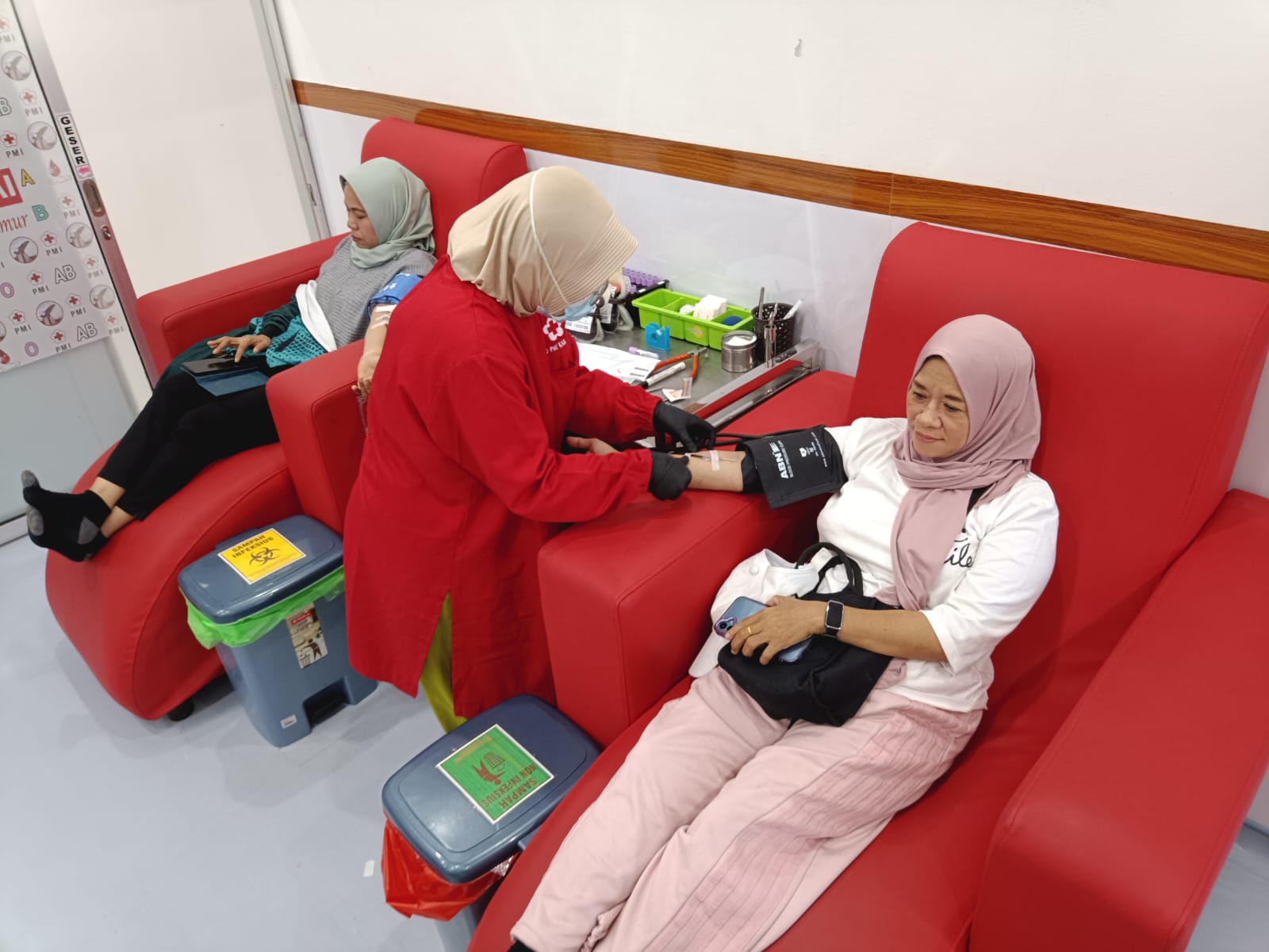 Kegiatan donor darah di Palang Merah Indonesia Kotawaringin Timur sebelum Ramadan. (Dok.Oes/Radar Sampit)