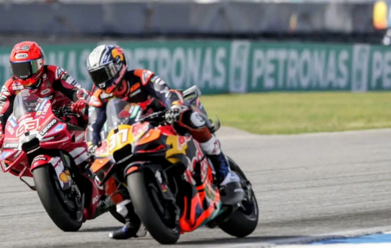 Marc Marquez dan Pedro Acosta saat saling bersikeras untuk jadi pemenang di Sprint Race MotoGP Thailand 2026, Sabtu (28/2).