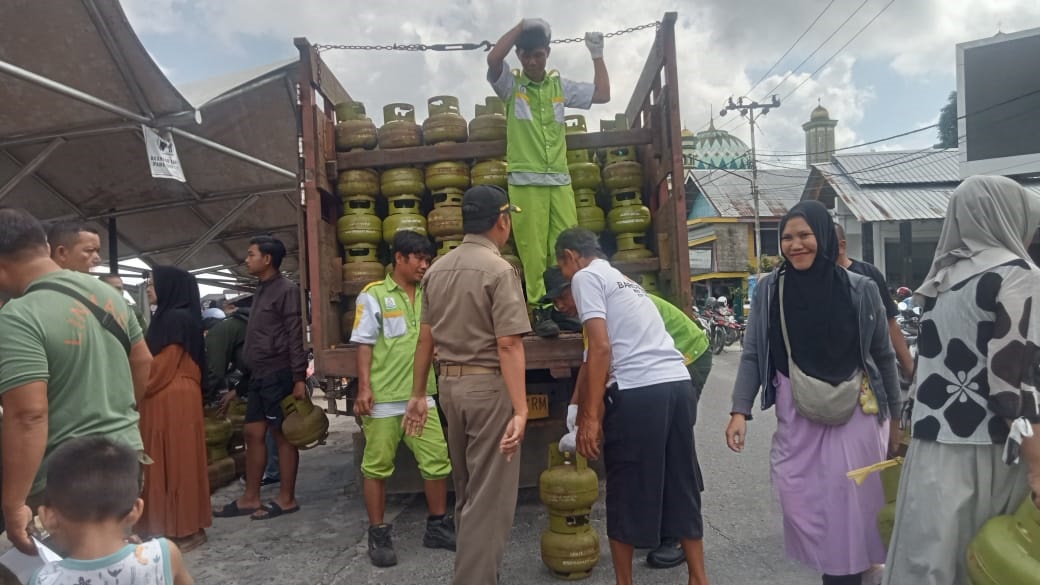 Pemkab Sukamara gelar operasi pasar gas 3 Kg upaya mengantisipasi kelangkaan. 