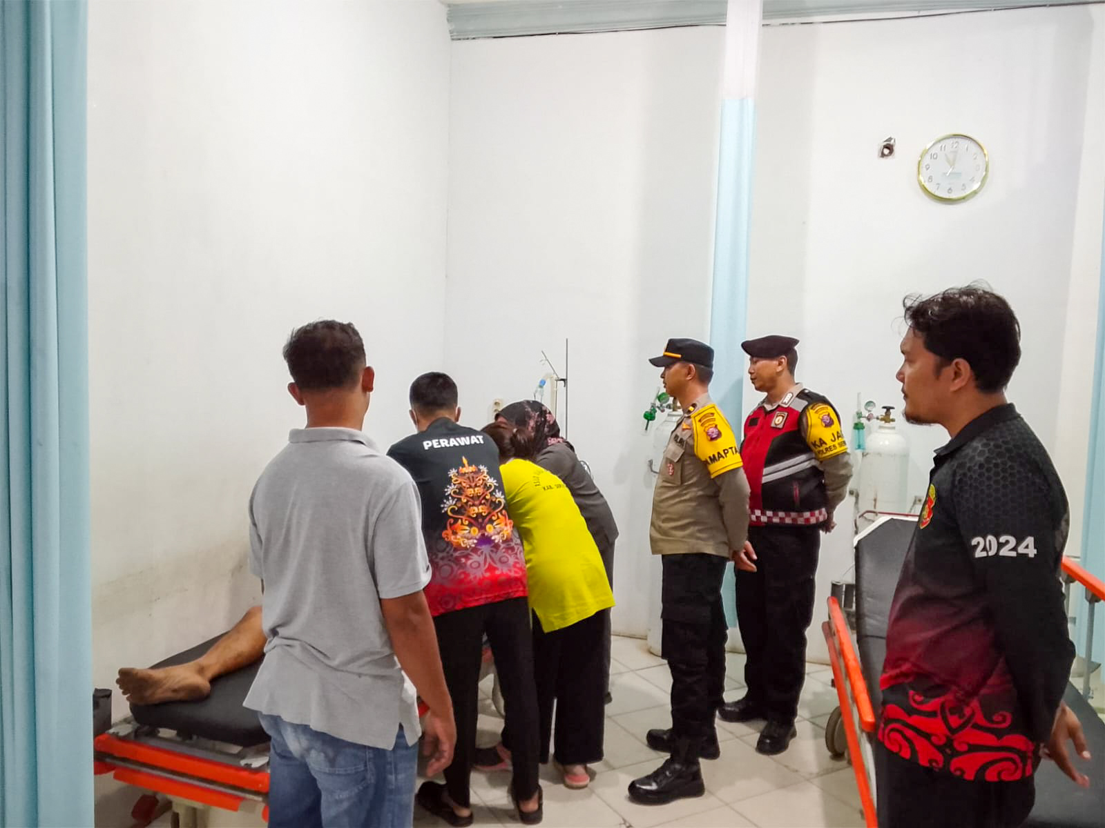 Petugas mengamankan seorang pria yang diduga mengalami gangguan jiwa (ODGJ) dan meresahkan lingkungan, Jumat (27/2) malam.