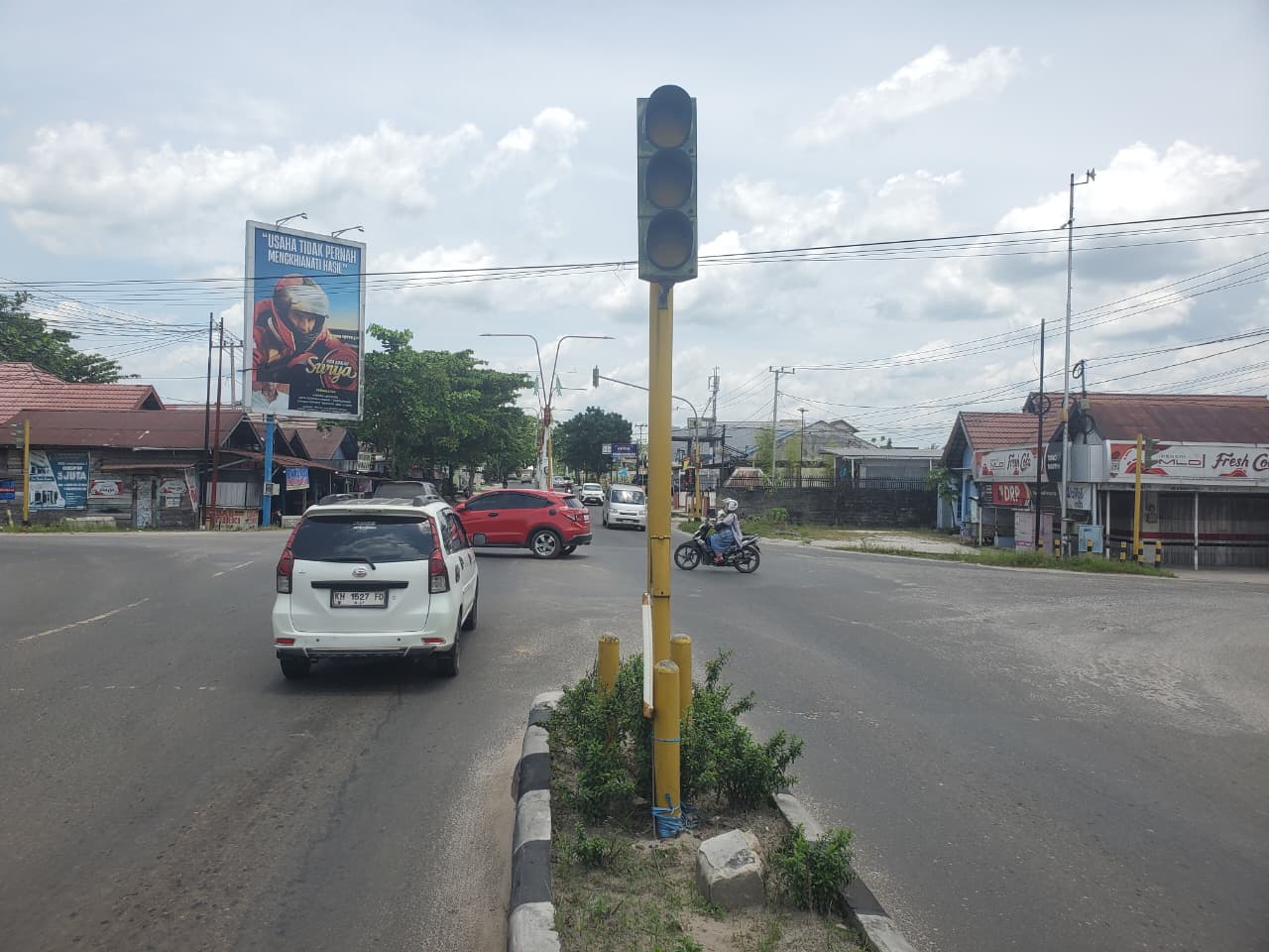 Suasana perempatan Jalan Tjilik Riwut - JALAN Tidar lalu lintas nya semrawut akibat traffic light yang tidak operasional berhati-hati.
