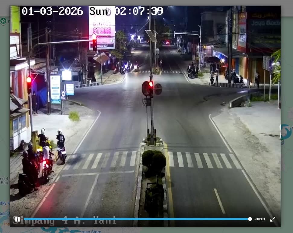 Balapan liar di simpang Hastarini, Kelurahan Baru (atas), dan di Pasir Panjang (bawah), Kecamatan Arut Selatan, Kabupaten Kotawaringin Barat, Minggu (1/3) dinihari.