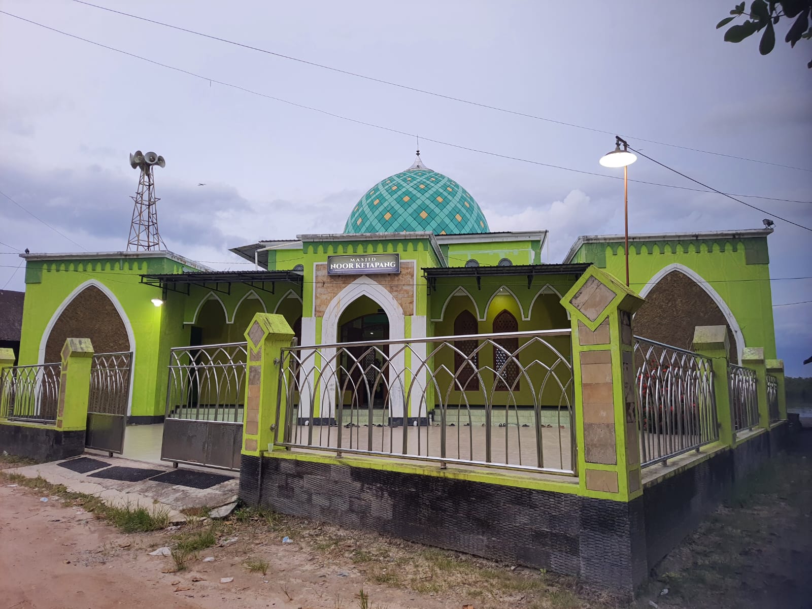 MASJID TUA : Masjid Noor Ketapang di Jalan Iskandar 29 yang berdiri di tepian Sungai Mentaya, Senin (23/2).&nbsp;HENY/RADARSAMPIT