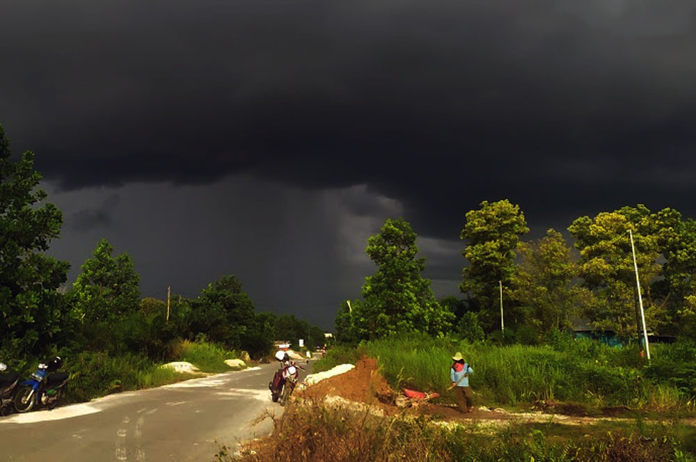 Awan mendung tampak dari wilayah Kecamatan Baamang, Kabupaten Kotawaringin Timur. (Dok. Oes/ Radar Sampit)