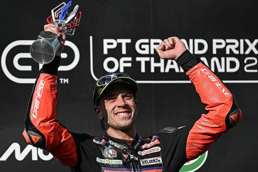 Marco Bezzecchi, saat naik podium MotoGP Thailand 2026, Minggu (1/3).