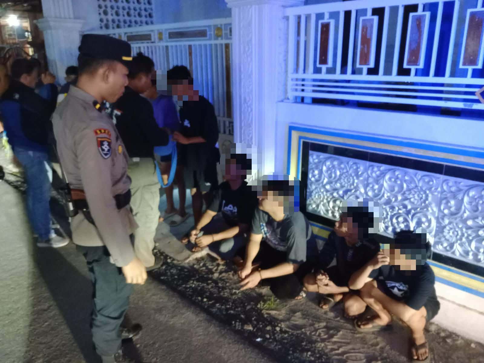 Sejumlah remaja saat diamankan lantaran diduga kuat akan menggelar tawuran di kawasan Jalan Nila Putih, Kelurahan Bukit Tunggal, Kecamatan Jekan Raya, Sabtu (28/2) malam.