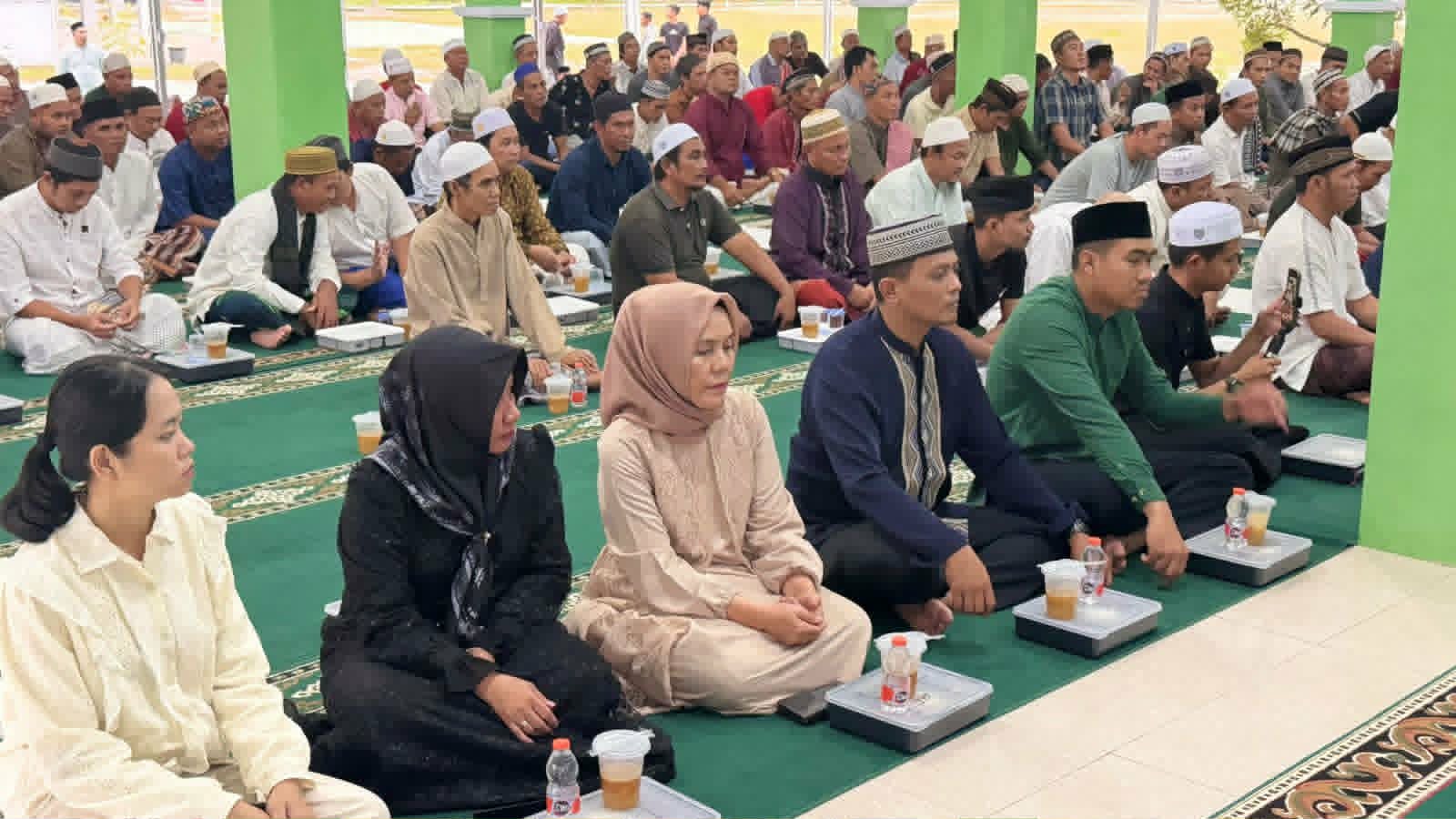 Suasana berbuka puasa Masjid Al-Hidayah di dalam lapas Kelas IIA Palangka Raya,  yang diikuti sebagian warga binaan  dan petugas Lapas.