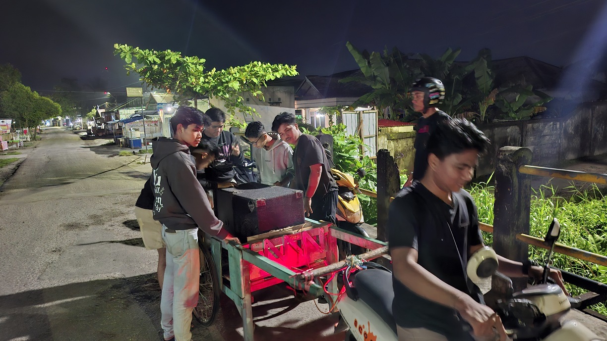 Sekelompok pemuda di Jalan DI Panjaitan, Sampit, saat menggelar ronda bagarakan sahur untuk membangunkan warga yang akan berpuasa di bulan Ramadan. 
