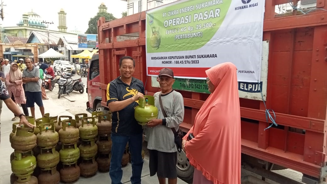  Bupati Sukamara Masduki menyerahkan LPG 3 Kg bagi masyarakat yang berhak saat operasi pasar.