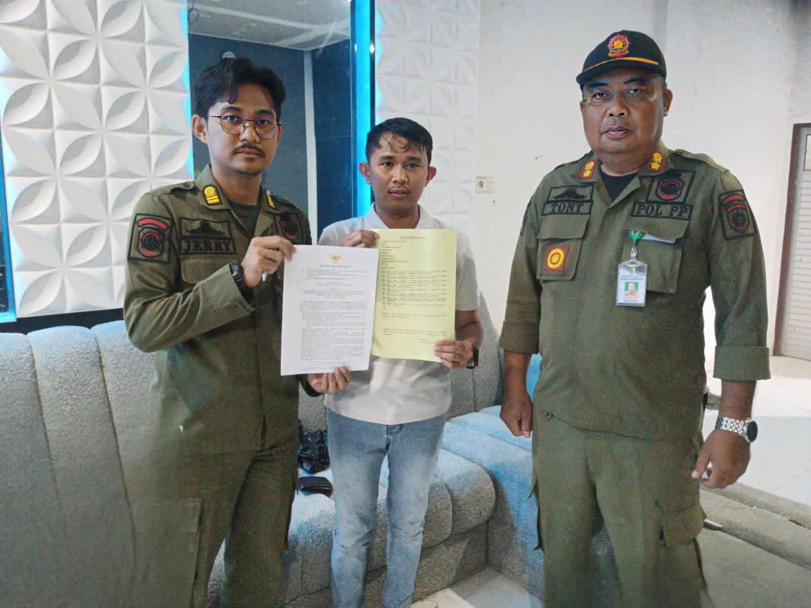 PERNYATAAN: Tim Sat pol PP Kota Palangka raya saat memperlihatkan surat pernyataan dari Enigma Lounge dan KTV di Jalan Temanggung Tilung Induk.&nbsp;(Satpol PP/Radar Sampit)