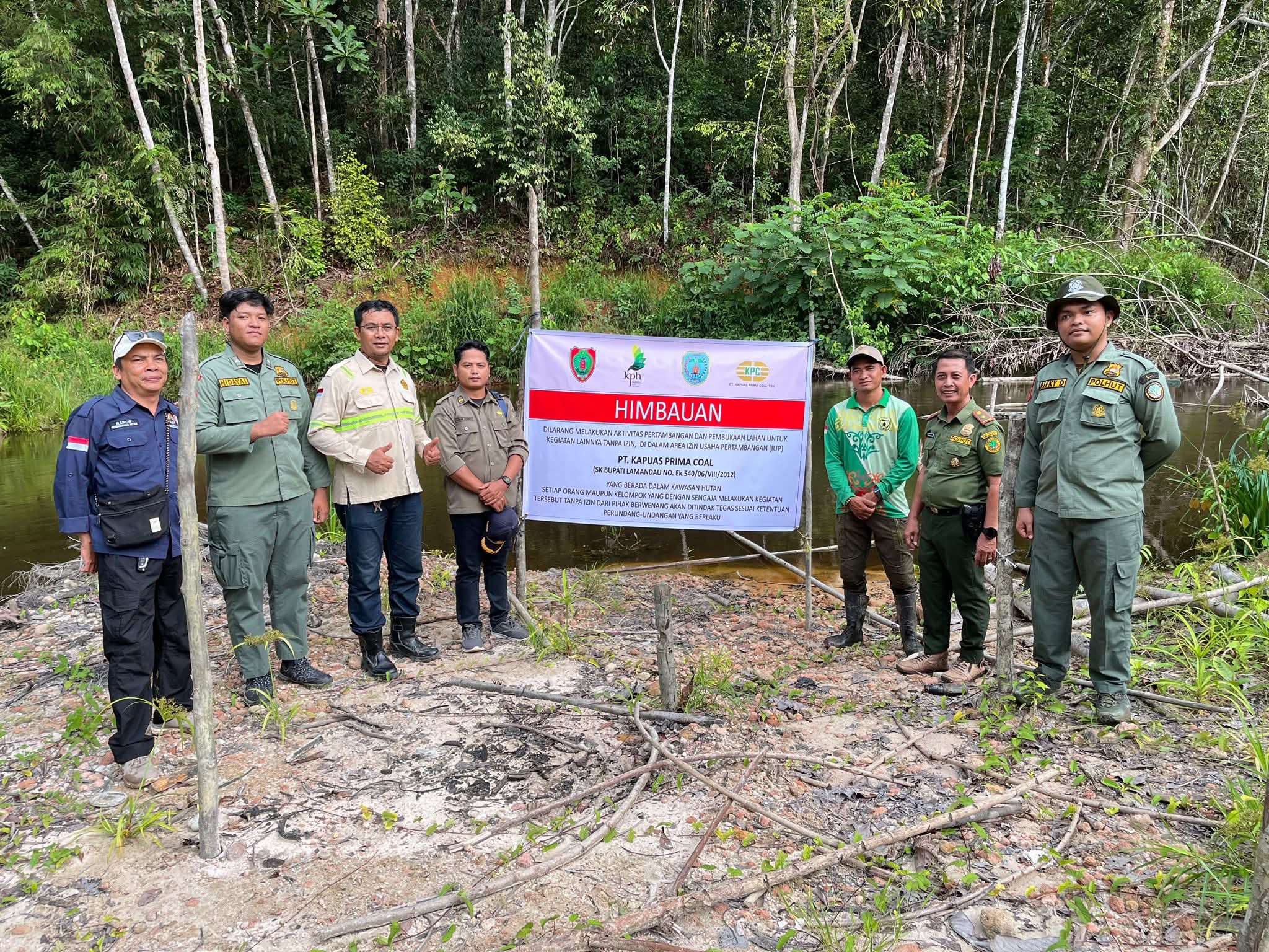 CEK LOKASI: Dinas Kehutanan Kalteng saat cek lokasi dan memasang tanda larangan tambang ilegal di kawasan konsesi PT KPC di Lamandau. (Dishut Kalteng/Radar Sampit) 