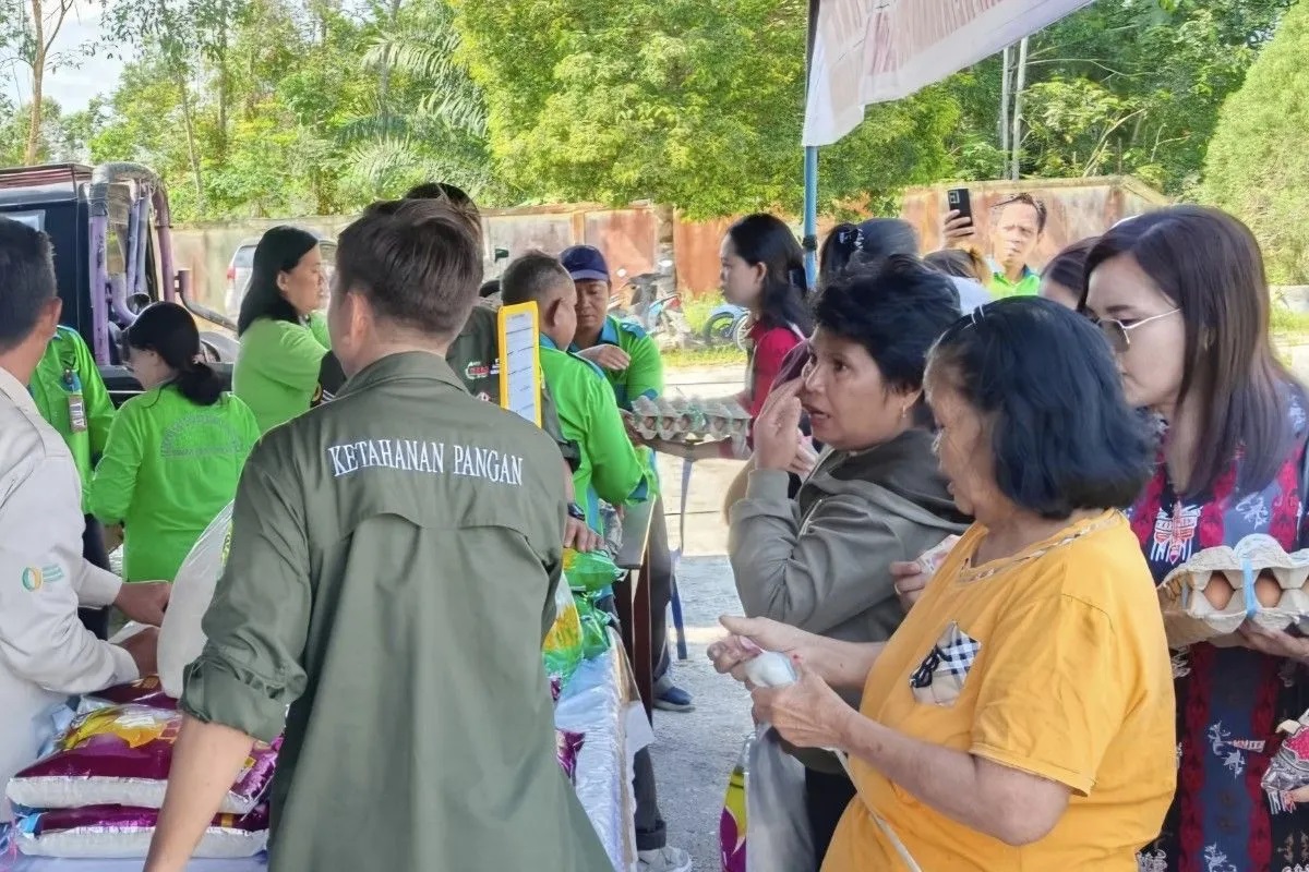 Warga Kelurahan Kampuri dan sekitarnya membeli bahan pangan murah saat pelaksanaan GMP di Kecamatan Mihing Raya, Kamis (26/2) lalu.