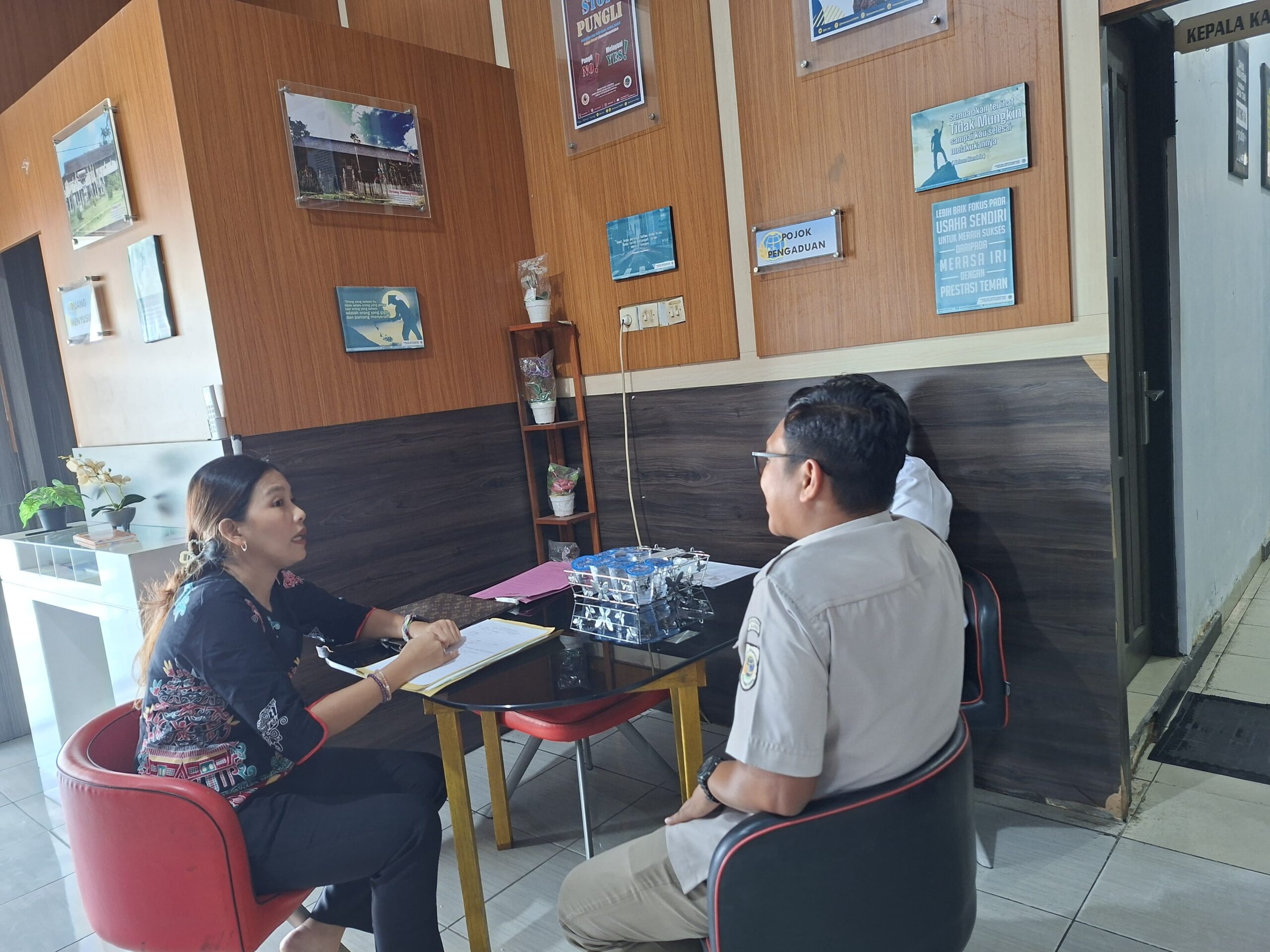 Petugas Kantor Pertanahan Gumas melayani masyarakat di pojok pengaduan, pekan lalu. 