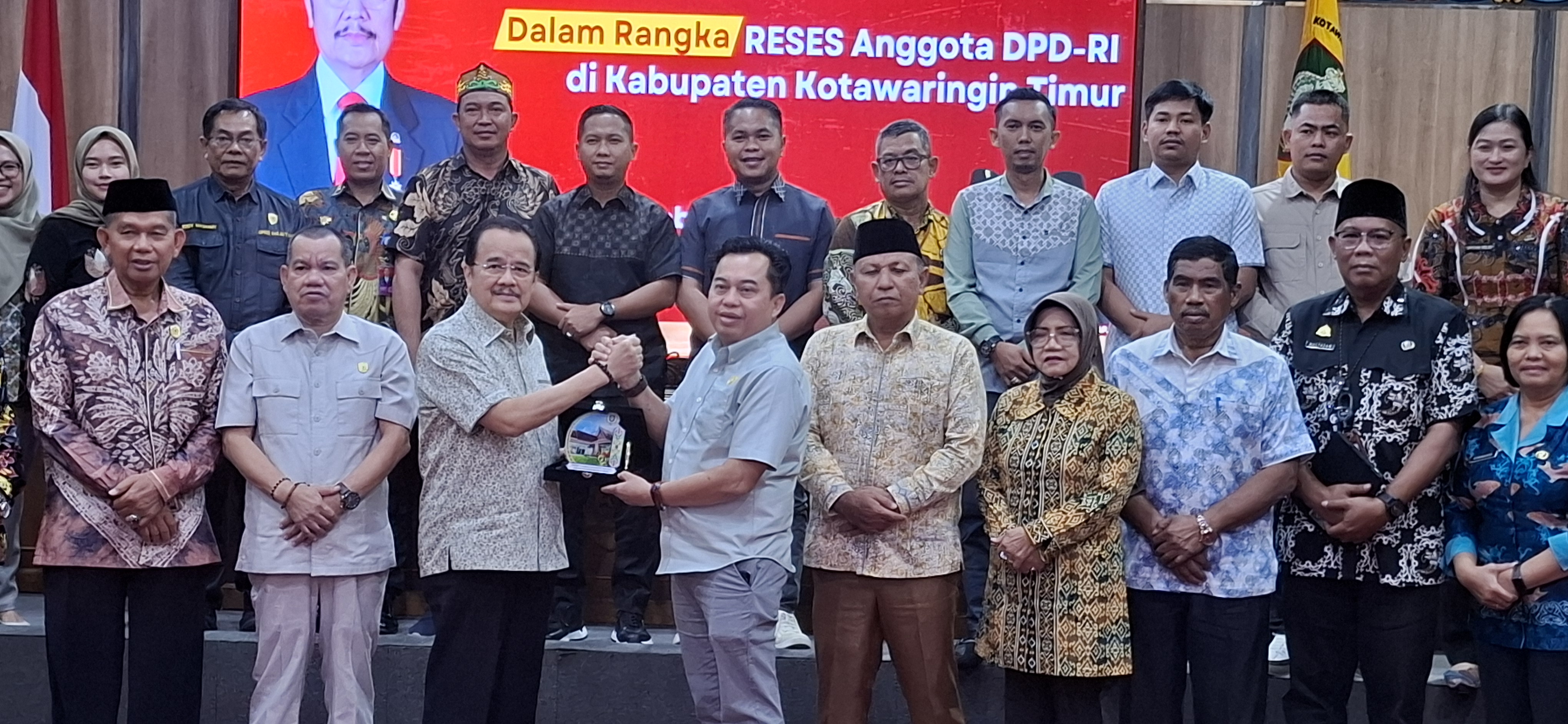 Anggota DPD-RI Agustin Teras Narang dalam kegiatan dialog bersama anggota legislatif dan unsur Pemkab Kotim, Jumat (27/2).