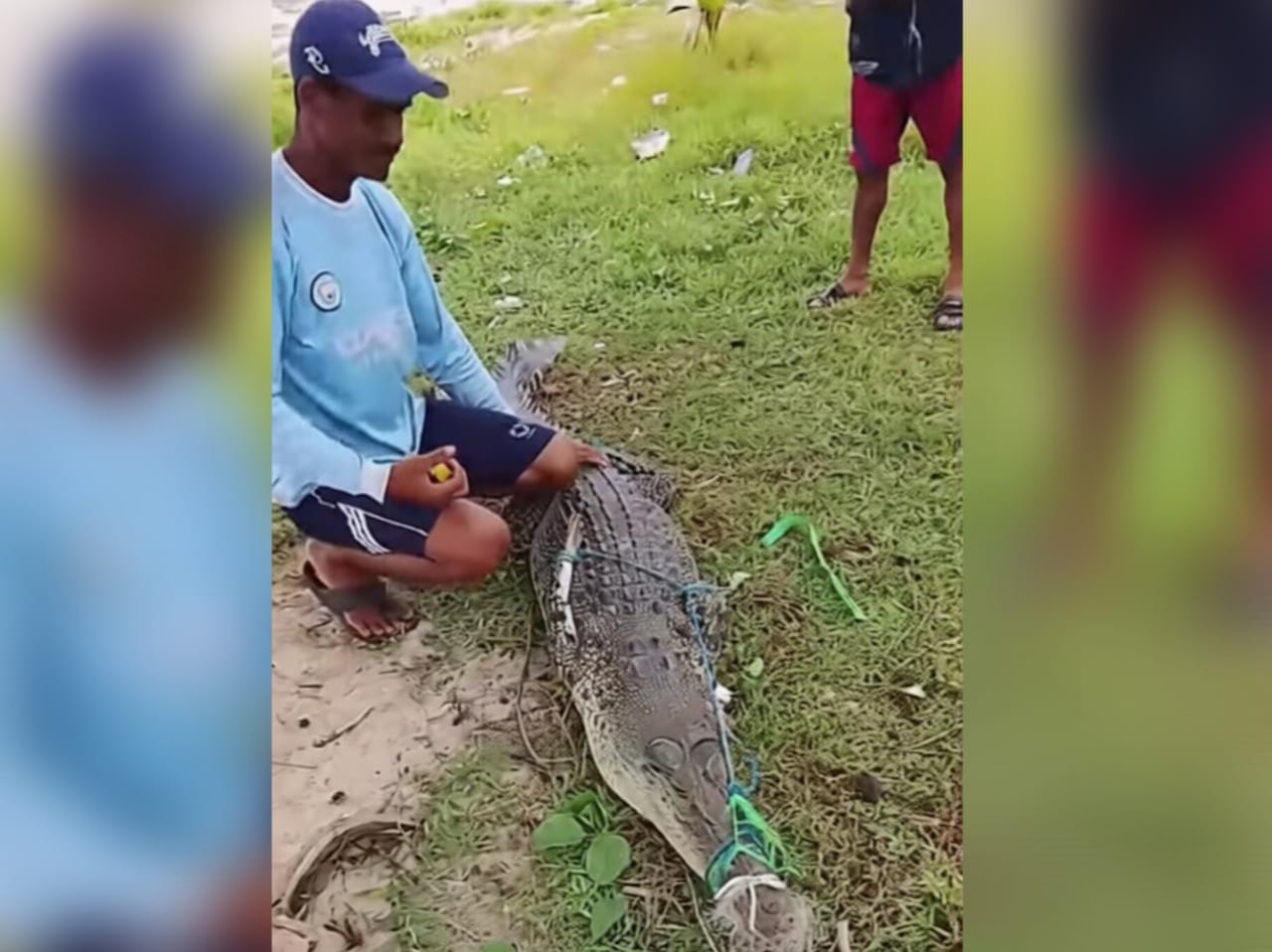 Warga Desa Ujung Pandaran, Kecamatan Teluk Sampit, saat mengamankan buaya yang tersangkut jaring nelayan. (warga/radar sampit)