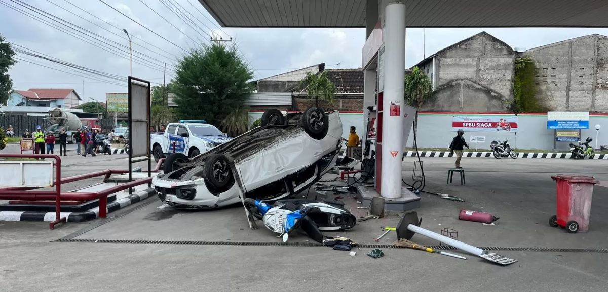 CELAKA: Kondisi mobil yang kecelakaan di SPBU Bener, Kecamatan Ngrampal, Kabupaten Sragen pada Senin (2/3/2026) siang. 