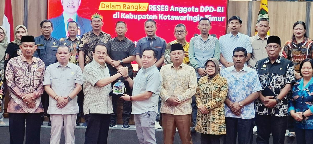RESES: DPRD Kotim berfoto bersama anggota DPD RI Dapil Kalteng A. Teras Narang saat melakukan reses di Kotim, baru-baru tadi. 
