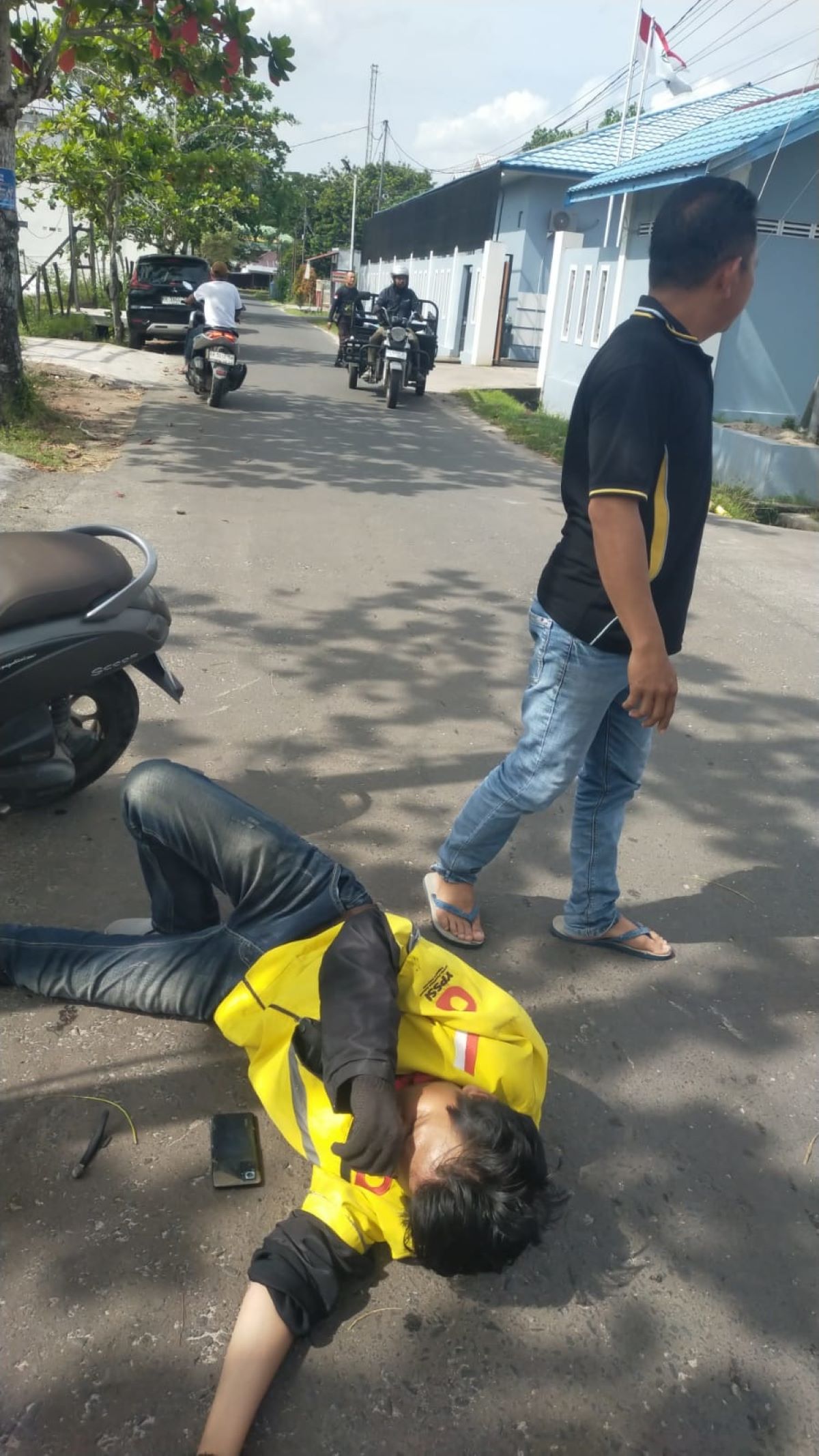 CELAKA : Seorang pengendara ojol tergeletak usai mengalami kecelakaan lalu lintas di Jalan Batu Akik, Sampit, Senin (2/3/2026). FOTO: YANTO/RADAR SAMPIT