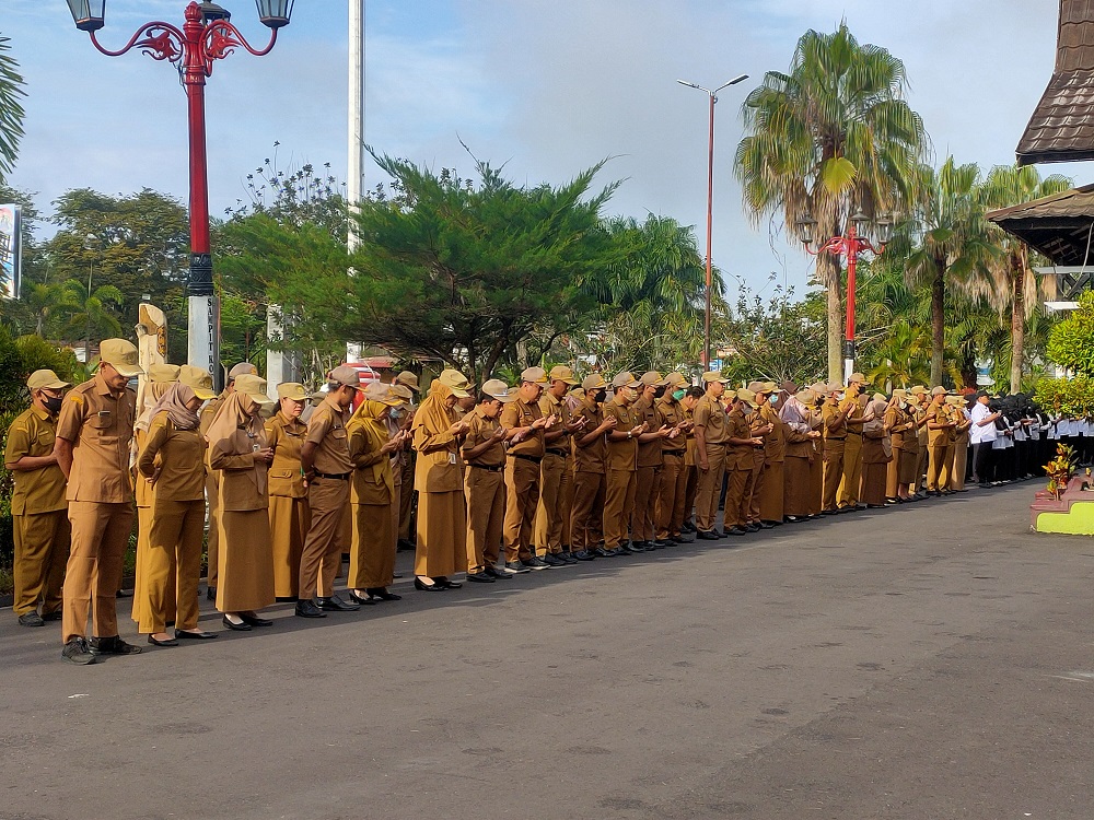 ASN di lingkungan Pemkab Kotim saat mengikuti apel di halaman Kantor Bupati Kotim.