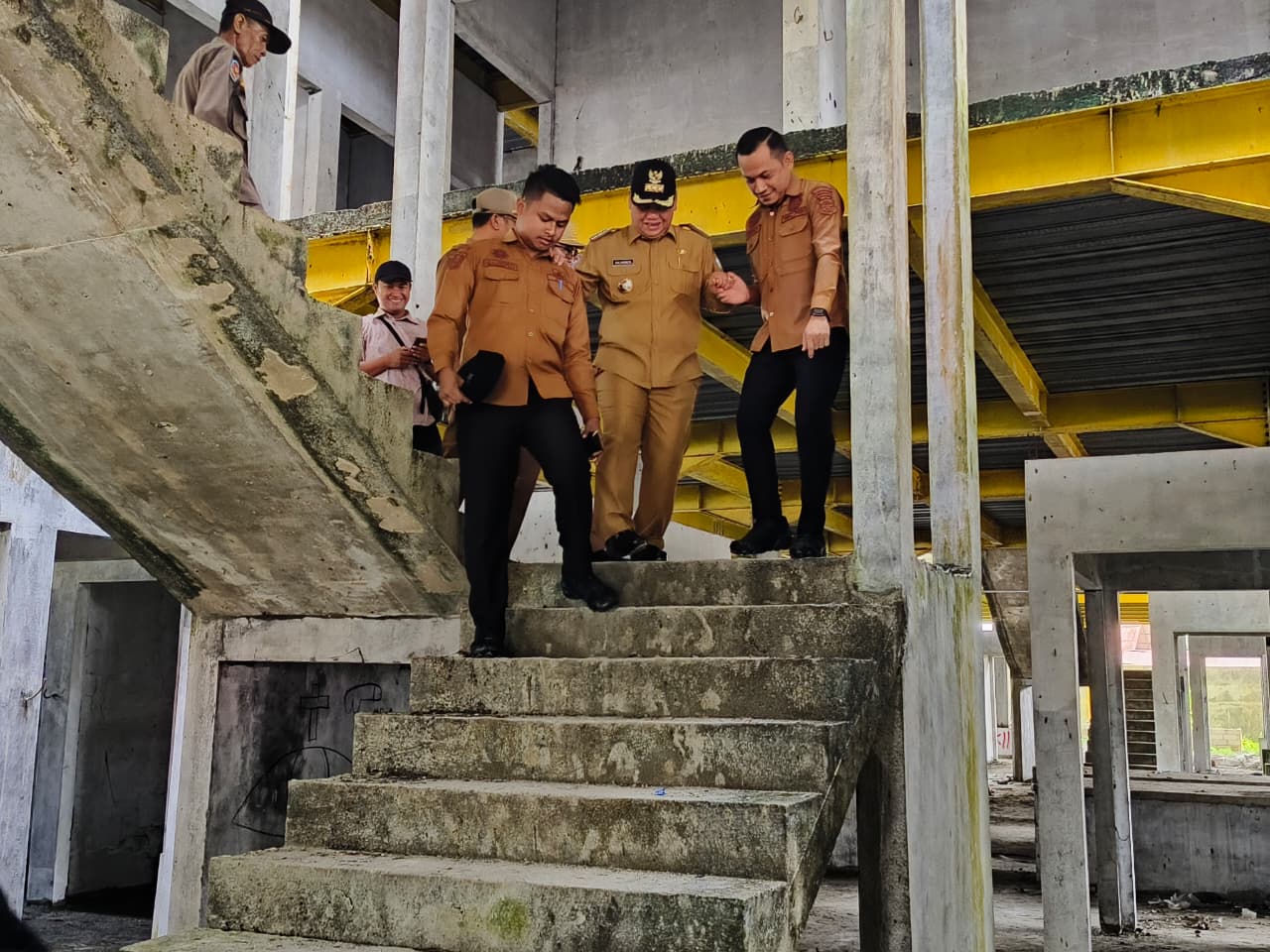 Bupati Kotim, Halikinnor, saat meninjau kondisi Pasar Mangkikit yang berlokasi di Jalan Pangeran Antasari Sampit, beberapa waktu lalu.  (Akbar/Radar Sampit)