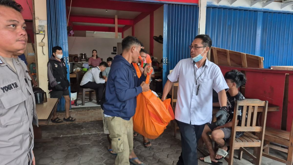 EVAKUASI : Petugas mengevakuasi jenazah Ardianus (27) yang ditemukan meninggal di dalam gerai ayam geprek Jalan Rajawali Induk, Palangka Raya, Senin (2/3/2026) pagi. 