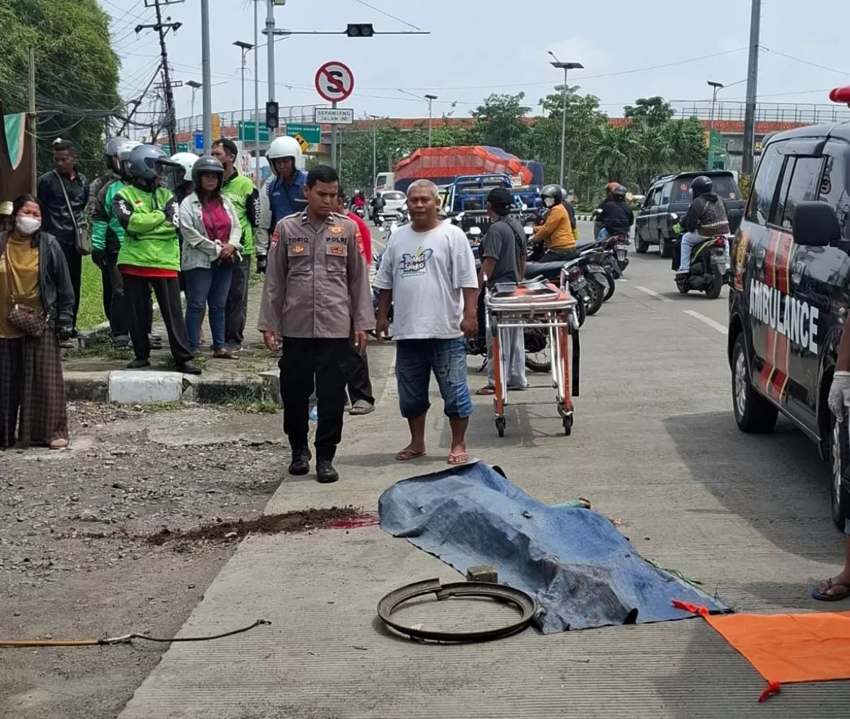 TRAGIS: Korban tewas usai terkena imbas ban truk meletus