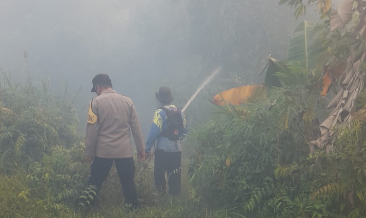 Kebakaran lahan gambut di Samuda Kota, Kecamatan Mentaya Hilir Selayan, Kotim Minggu (1/3/2026). (Disdamkarmat Kotim Pos Sektor Samuda Kota)