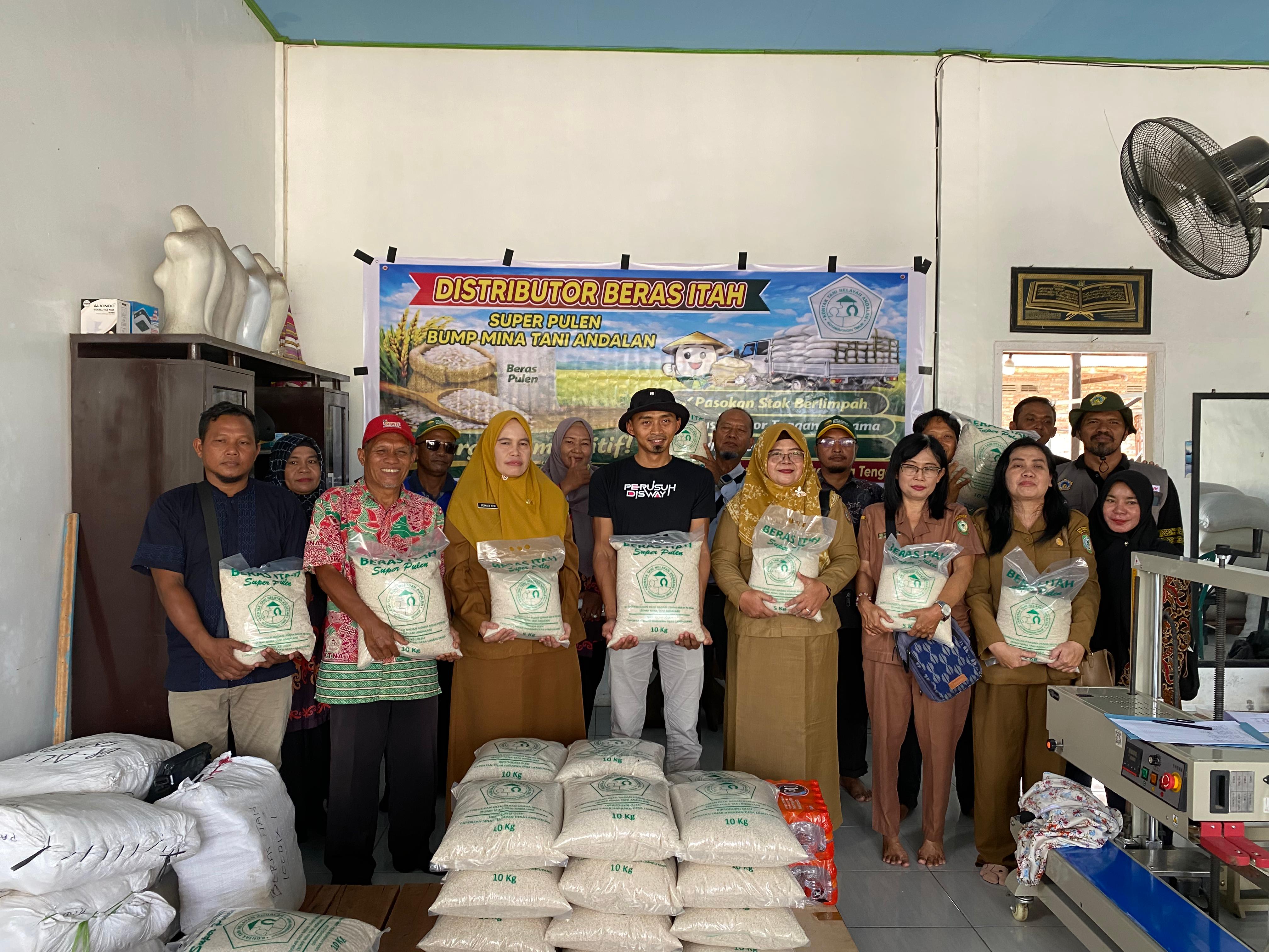 Beras Itah hasil produksi petani di Kotim saat diperkenalkan di DPKP Kotim, Senin (2/3).