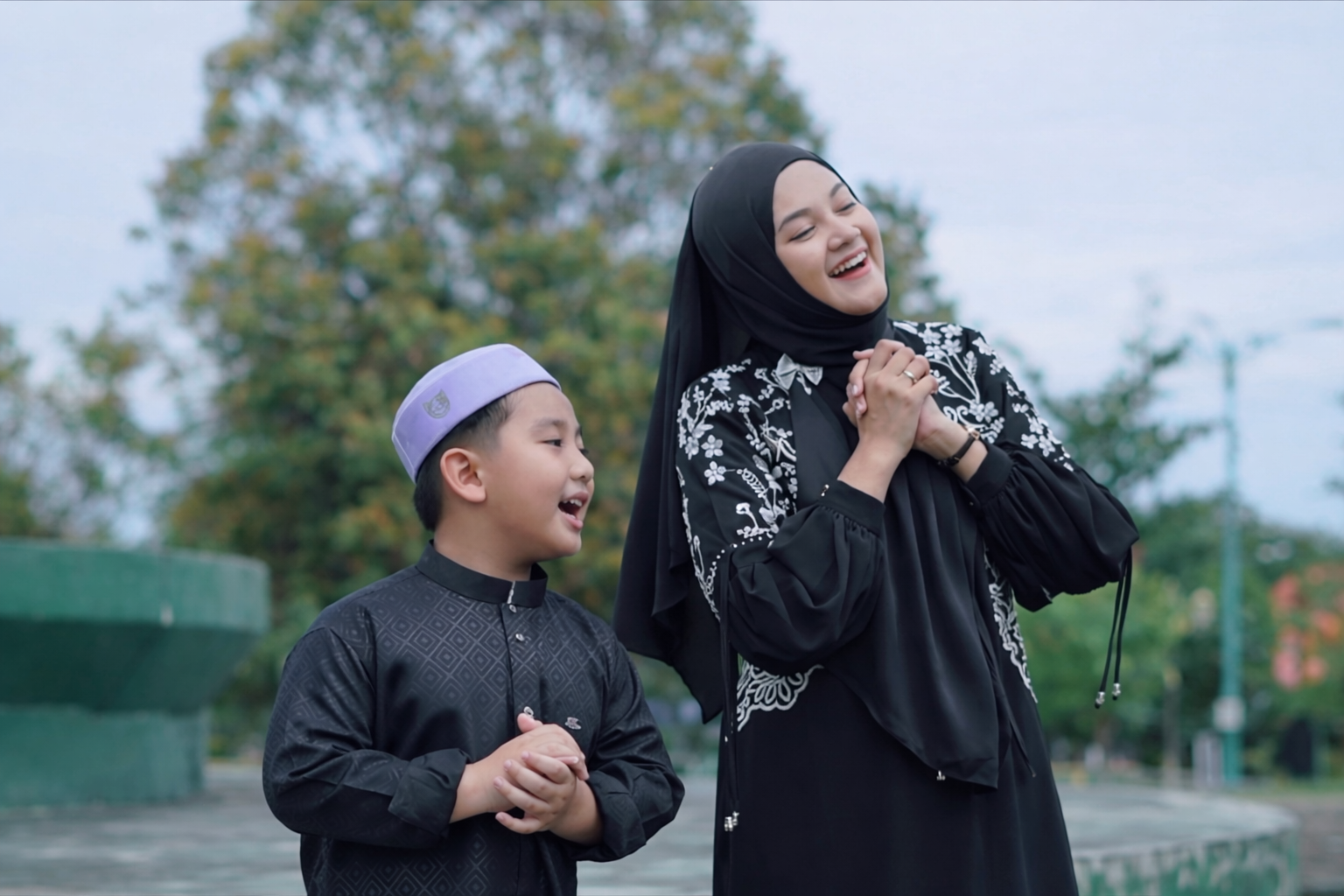 Winda Aldina bersama Khalifah Fateh saat menyanyikan lagu Ramadhan Tiba yang baru saja dirilis di Lamandau. 