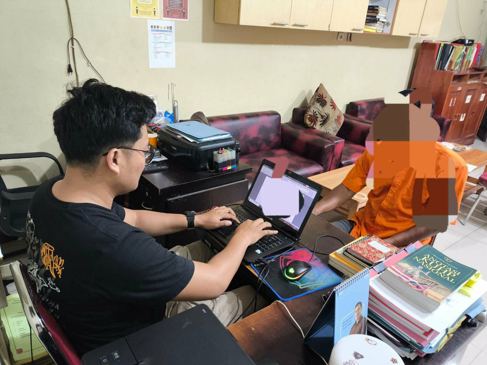 DIPERIKSA : AJ (32) pelaku penipuan modus menyamar sebagai petugas pangkalan gas elpiji menjalani pemeriksaan di Mapolsek Pahandut, Palangka Raya. 