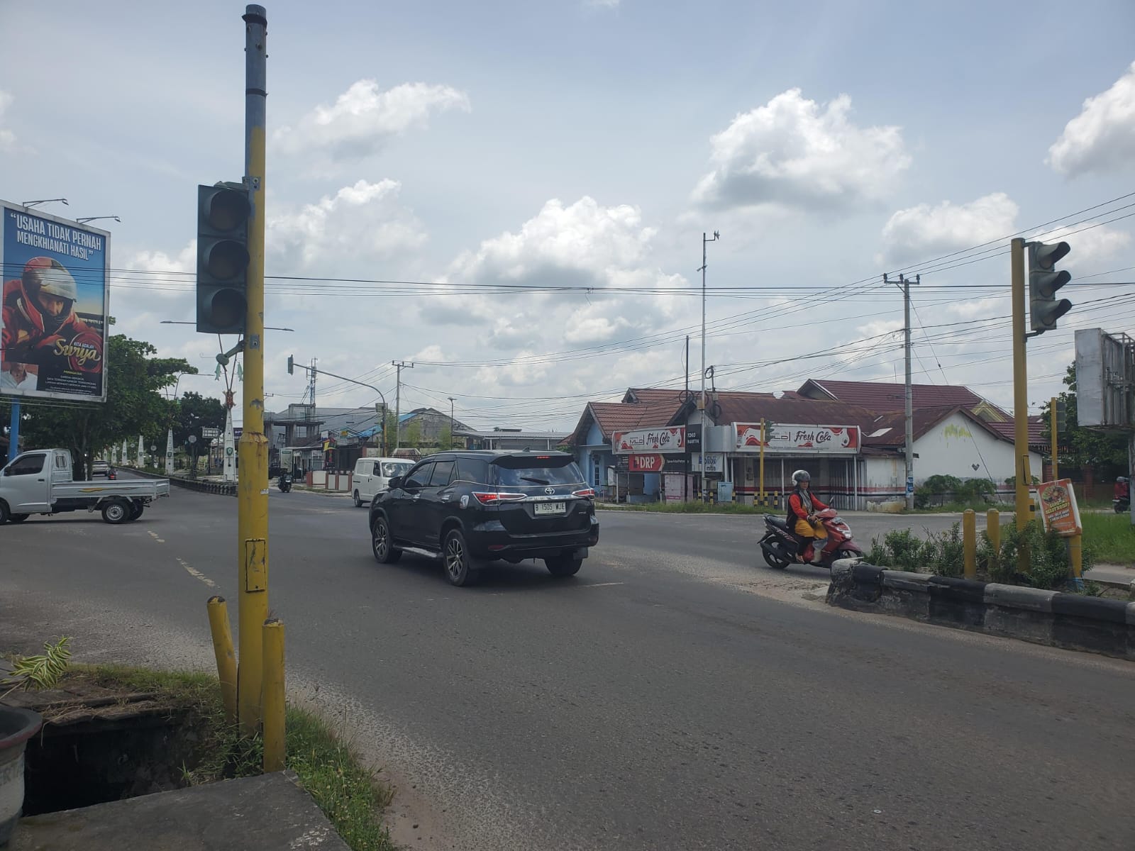 Lampu pengatur lalu lintas di persimpangan Jalan Tjilik Riwut dan Jalan Tidar yang sejak beberapa hari terakhir tidak berfungsi. 