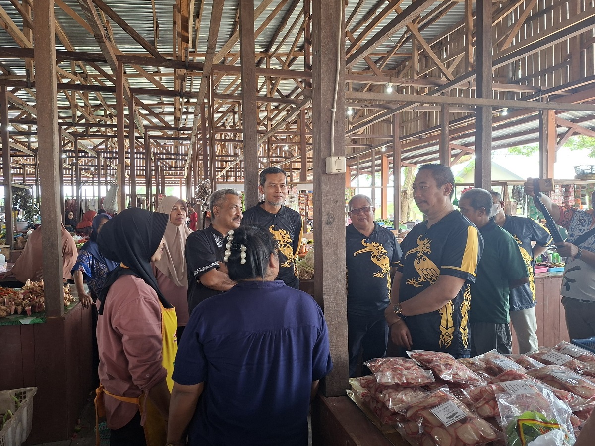 Bupati Sukamara Masduki saat berdialog dengan pedagang untuk rencana pemindahan ke bangunan baru. 