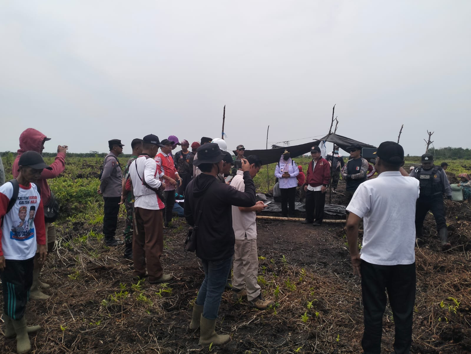 Tim gabungan Pemerintah Kecamatan Cempaga dan sekelompok warga saat berada di kawasan Danau Lentang, untuk memeriksa lahan yang bersengketa.