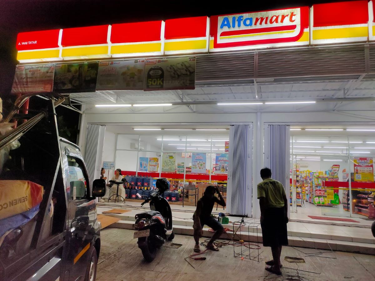   ANTISIPASI: Pihak Alfamart Tatar sengaja membuat rangka besi permanen untuk keamanan brankas toko.  