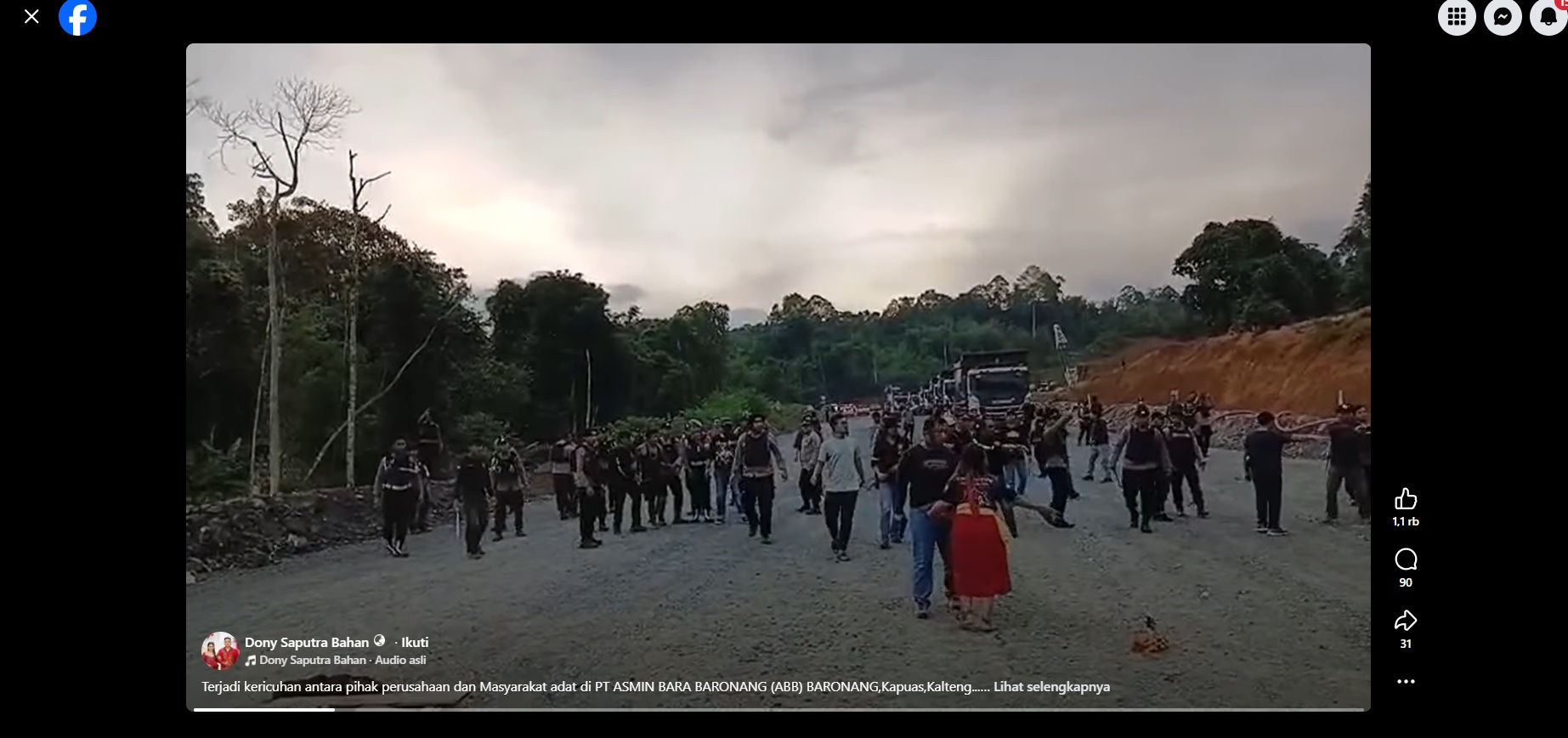 Potongan video bentrok antara masyarakat dan aparat kepolisian di area jalan hauling PT Asmin Bara Bronang, Desa Barunang, Kecamatan Kapuas Tengah, Kalteng, Selasa (3/3) sore. (FB Dony Saputra Bahan)