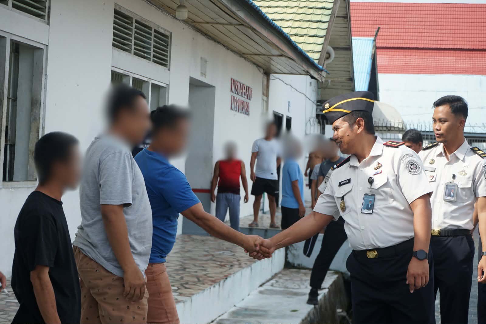 Kepala Rutan Kelas IIA Palangka Raya, Wayan Arya Budiartawan saat berinteraksi bersama ratusan warga binaan, dalam bulan Ramadan 1447 Hijriah.
