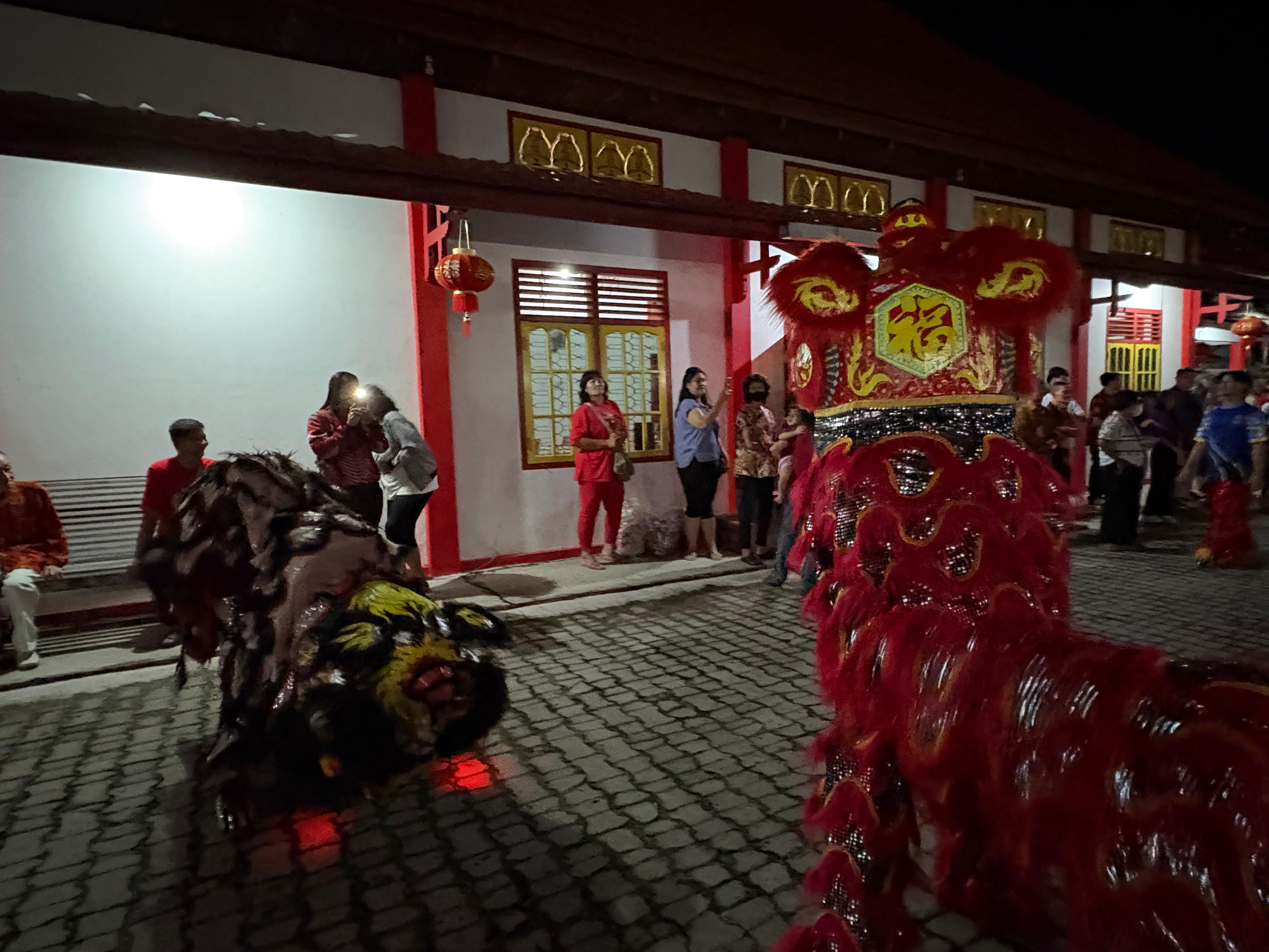 Atraksi Barongsai lingkungan di Kelenteng Harmoni Kehidupan Jalan MT Haryono Sampit, Selasa (3/3) malam.