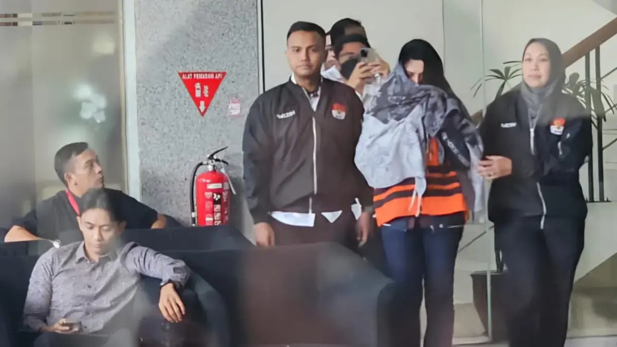 Bupati Pekalongan Fadia Arafiq mengenakan rompi tahanan KPK, di Gedung Merah Putih KPK, Jakarta, Rabu (4/3). (Muhamad Ridwan/JawaPos.com)