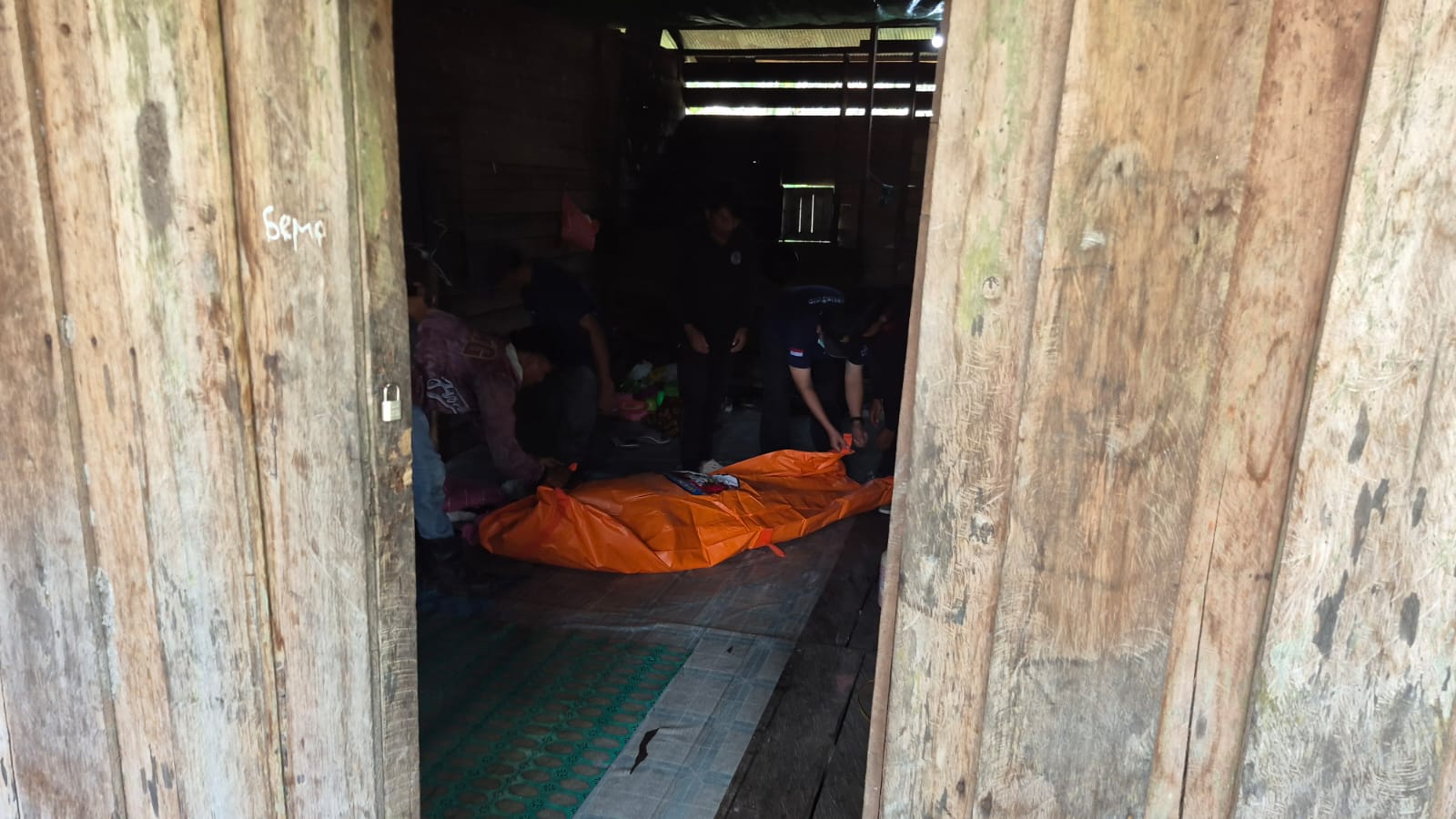 EVAKUASI: Tim Inafis Polres Kobar saat mengevakuasi jenazah di mess perkebunan kelapa sawit di Kecamatan Kumai, Kobar, Kalteng, Rabu (4/3/2026) (tyo/radar sampit)