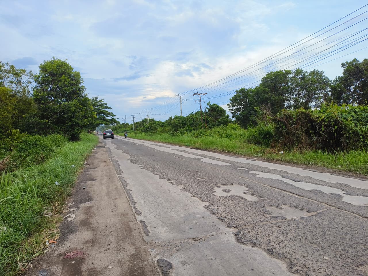 Kondisi Jalan HM Arsyad ruas Sampit&ndash;Samuda yang mengalami kerusakan.  (Akbar/Radar Sampit))